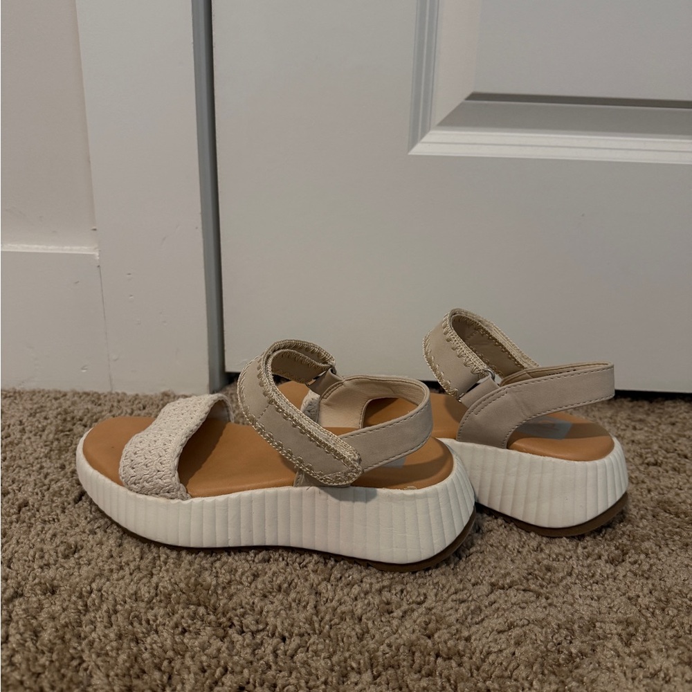 Dolce Vita Beige Woven Platform Sandals - Neutral Summer Style - Picture 3 of 4